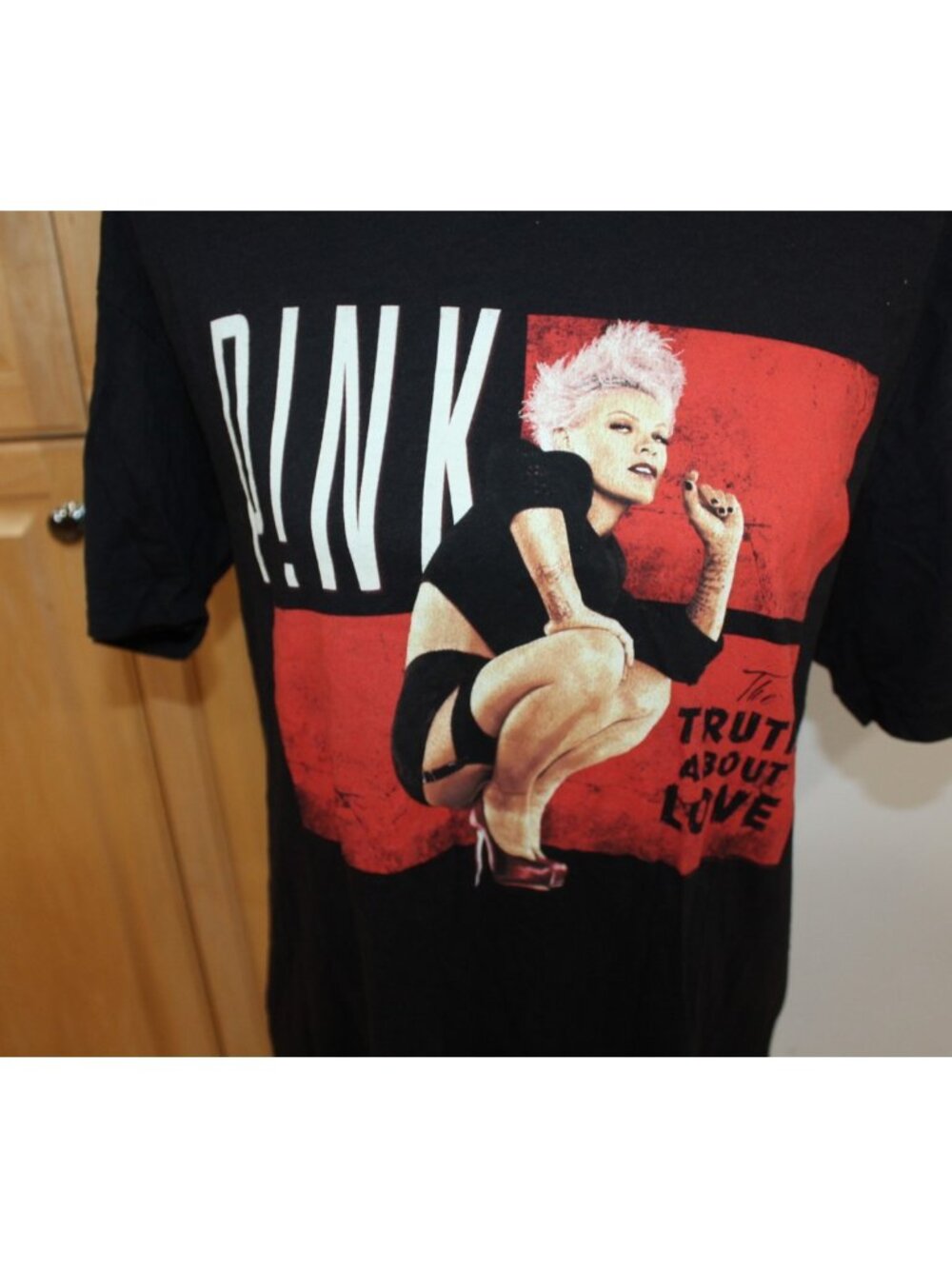 Vintage Pink Concert T-Shirt 2013 Graphic Print Collectible Souvenir Black Large